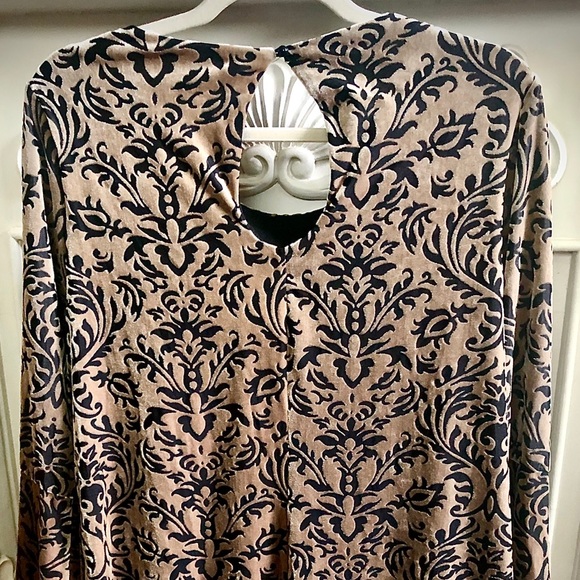 ⭐️🖤 UNIQUE 🖤⭐️ NWT eci Velvet Bell Sleeve Dress - Picture 8 of 14